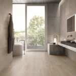 S090Woodtouch-Corda-20x120-Natural-Tr3nd-Taupe-60x120-Amb-Bagno